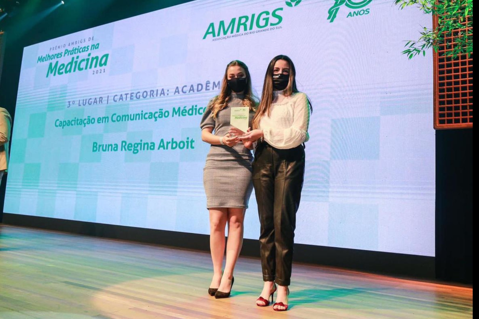 Bruna Regina Arboit recebeu a homenagem de Amanda Ribeiro, Presidente do Departamento Universitrio da AMRIGS