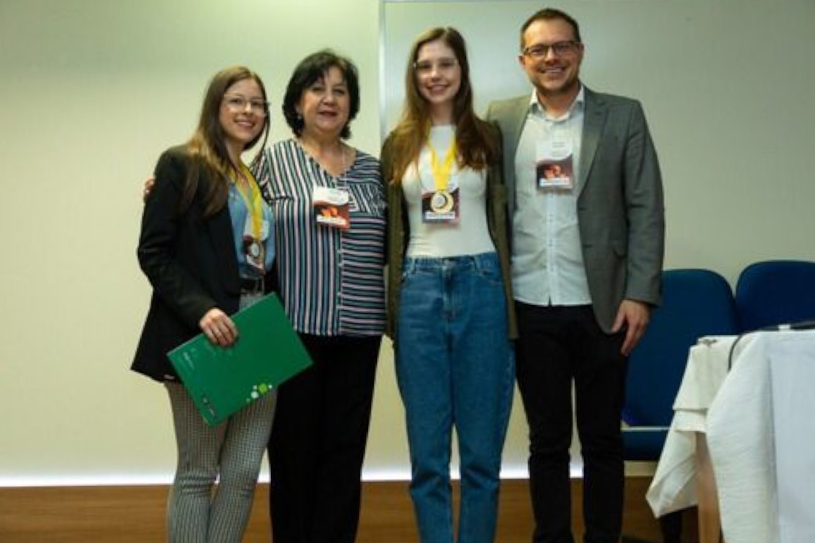 Natalia Demarco Kielek e Naiane Ronsoni Rigo receberam o prmio dos coordenadores da Jornada   