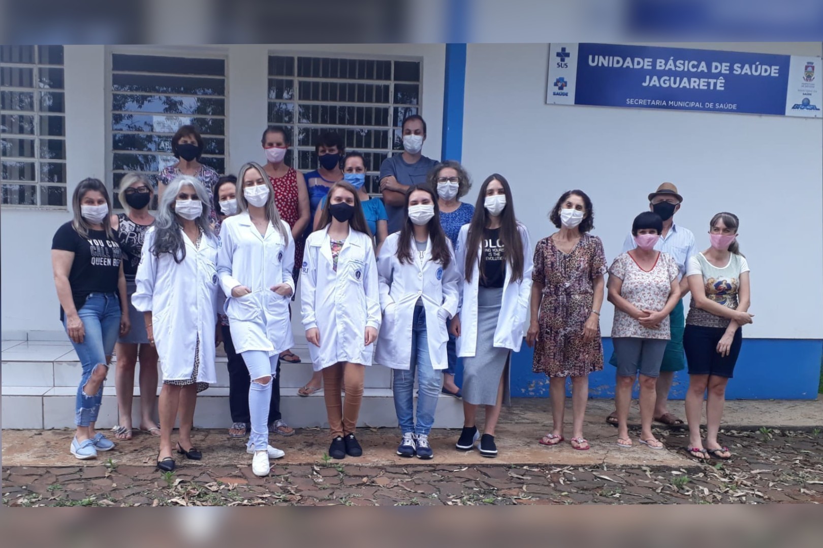Equipe da Medicina com membros da comunidade de Jaguaretê